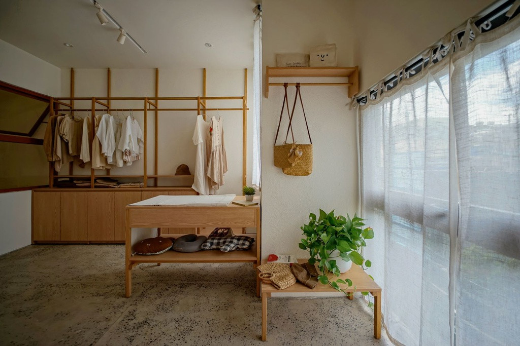 Nội thất và các vật dụng được lựa chọn với tông màu nhẹ nhàng, tối giản.