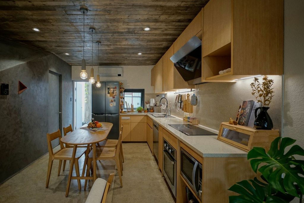 Gian bếp được thiết kế nhỏ gọn, đầy đủ các chức năng và thiết bị hiện đại. Các vật dụng làm bằng gỗ tạo không khí ấm áp khi sinh hoạt.