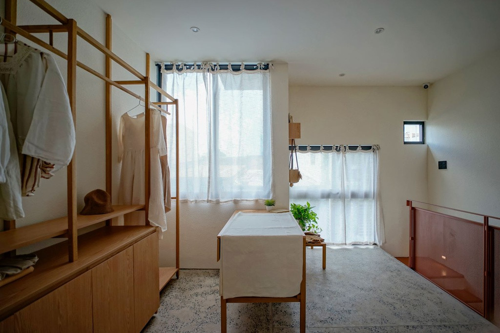 Vật dụng trong công trình chủ yếu là các thiết kế rời nhằm đáp ứng được nhu cầu thay đổi linh hoạt của shop thời trang và studio concept qua thời gian.