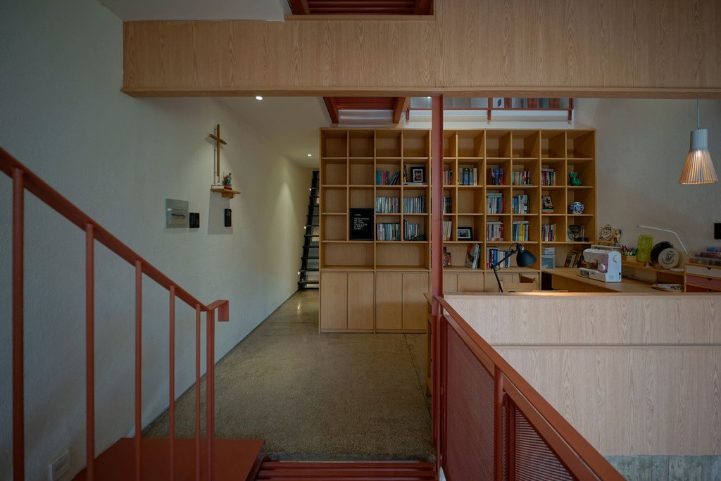 Với cách bố trí thang nằm ở nhiều vị trí khác nhau để việc di chuyển bên trong công trình như một chuyến du ngoạn, đưa người khách vào hành trình với các góc nhìn đóng mở thay đổi liên tục.