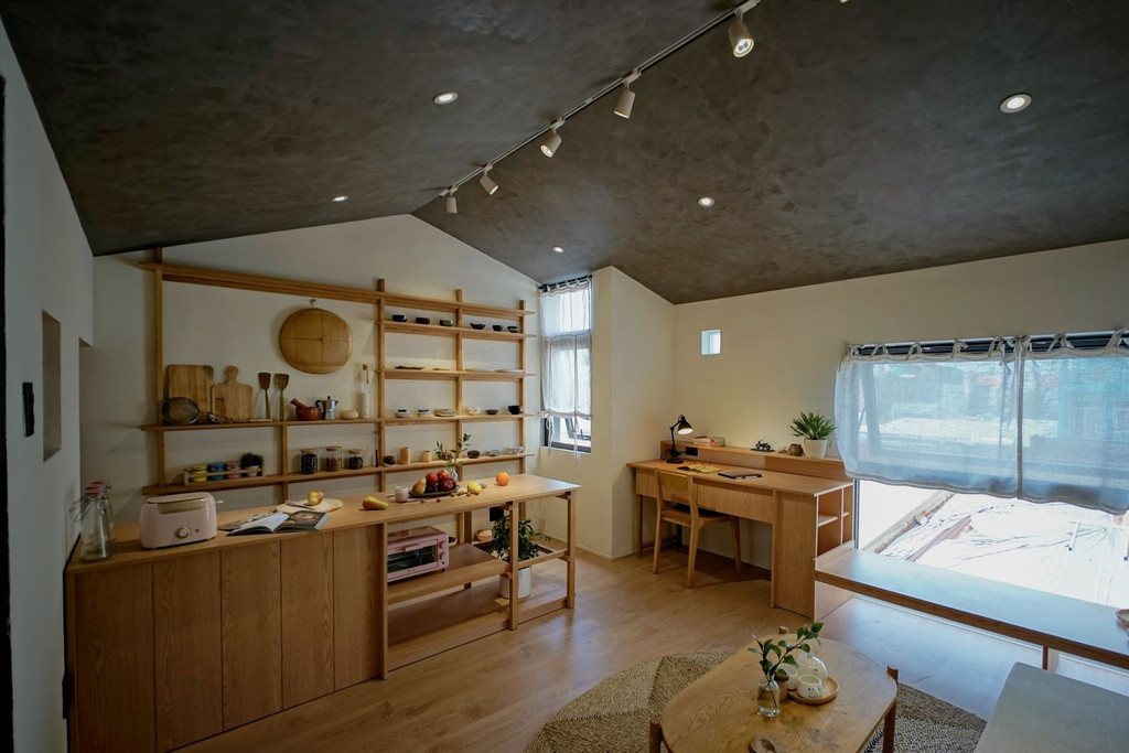 Ngôi nhà có cách tiếp cận ngược lại với thông thường, nhằm khai thác các lợi thế phù hợp mục tiêu kinh doanh như ánh sáng, view nhìn và không gian sân vườn ở tầng thượng.