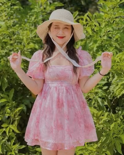 Hoa Mỹ cũng thường xuyên xuất hiện trên khán đài để cỗ vũ Mạnh Dũng thi đấu cho đội bóng chủ quản Viettel FC.