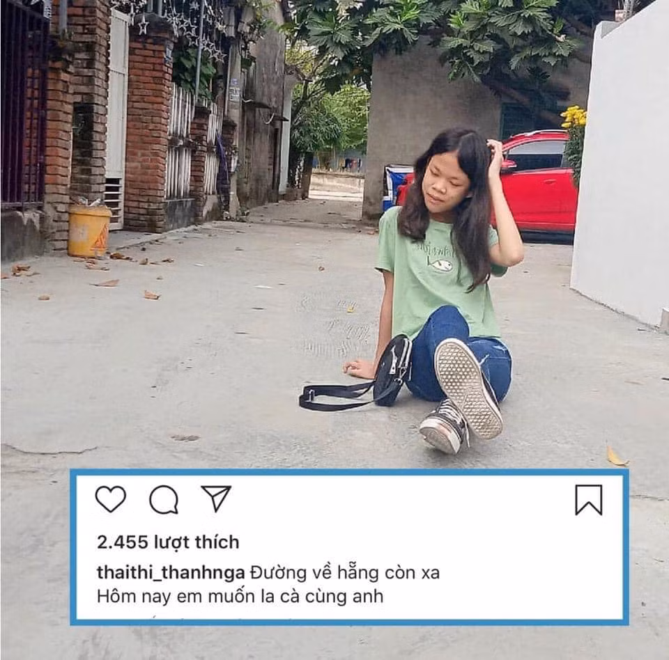 Thay vì phong cách dễ thương, kín đáo với những bộ đồ học sinh như trước, Thanh Nga Bento đổi sang những chiếc váy hở bạo ngắn cũn cỡn.