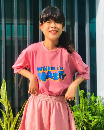 "Tổng kho thính" Nga Bento trở lại và lợi hại hơn xưa Khoảng 2 năm về trước, "hiện tượng mạng" Thanh Nga nhận được sự quan tâm cực lớn bằng clip "Review mực Bento và bánh Nhật". Chính cách nhấn nhá và dùng từ ngữ như một reviewer chuyên nghiệp, đoạn clip này đã đưa một cô bé bất ngờ nổi tiếng nhanh chóng.