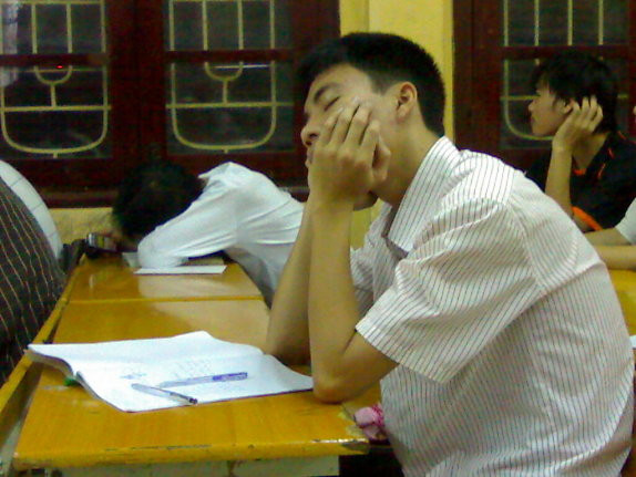 Tuy nhiên với bản tính nghịch ngợm, lầy lội không ai bằng, học sinh luôn nghĩ ra muôn vàn chiêu trò hay ho để tạo cảm giác yên tâm trước mỗi kỳ thi.