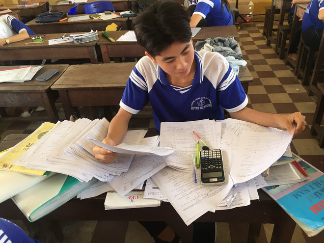 Muốn đỗ đạt điểm cao, học ở các trường chất lượng top đầu, các bạn học sinh chẳng còn cách nào khác ngoài việc lao vào mà ôn tập, tìm cho bản thân nhiều phương pháp thú vị, tránh cảm giác buồn chán khi làm bài.