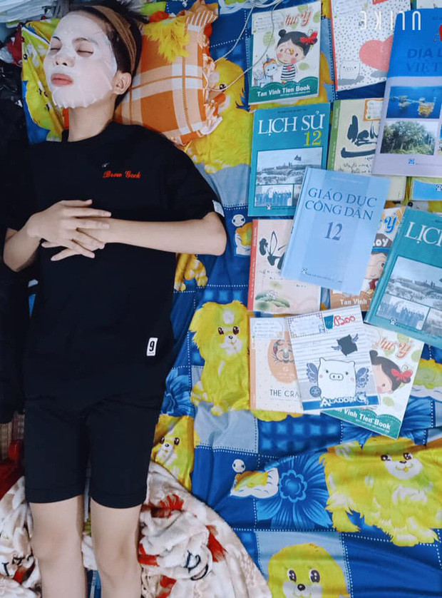 Sách vở bài tập ôn thi cuối cấp cứ chất chồng của núi mà bài nào cũng phải học, phải ôn cho bằng hết, lệch tủ một cái thì ôi thôi "ai khóc nỗi đau này".