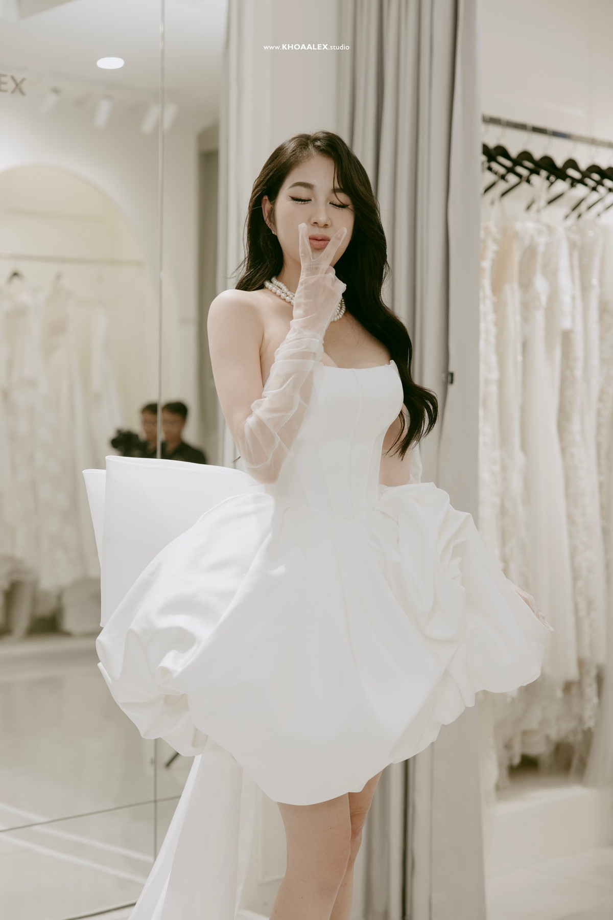 Trong khi Rambo diện chiếc áo vest lịch lãm, phối hợp cùng phụ kiện điểm xuyết tinh tế, tự tin bên cạnh Trân Mèo, người đã chọn một chiếc áo cưới tinh khôi, tôn lên vẻ đẹp dịu dàng, hiện đại và thanh lịch.