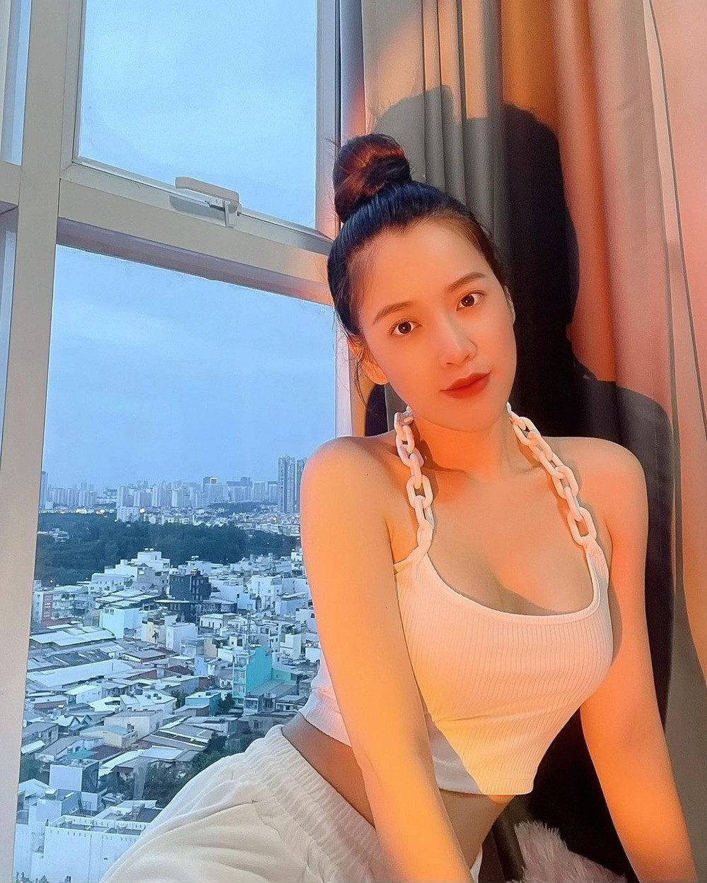 Sự thông minh, linh hoạt trong các tình huống bị bắt bí làm càng nhiều người yêu thích gái xinh tuổi 32 này hơn.