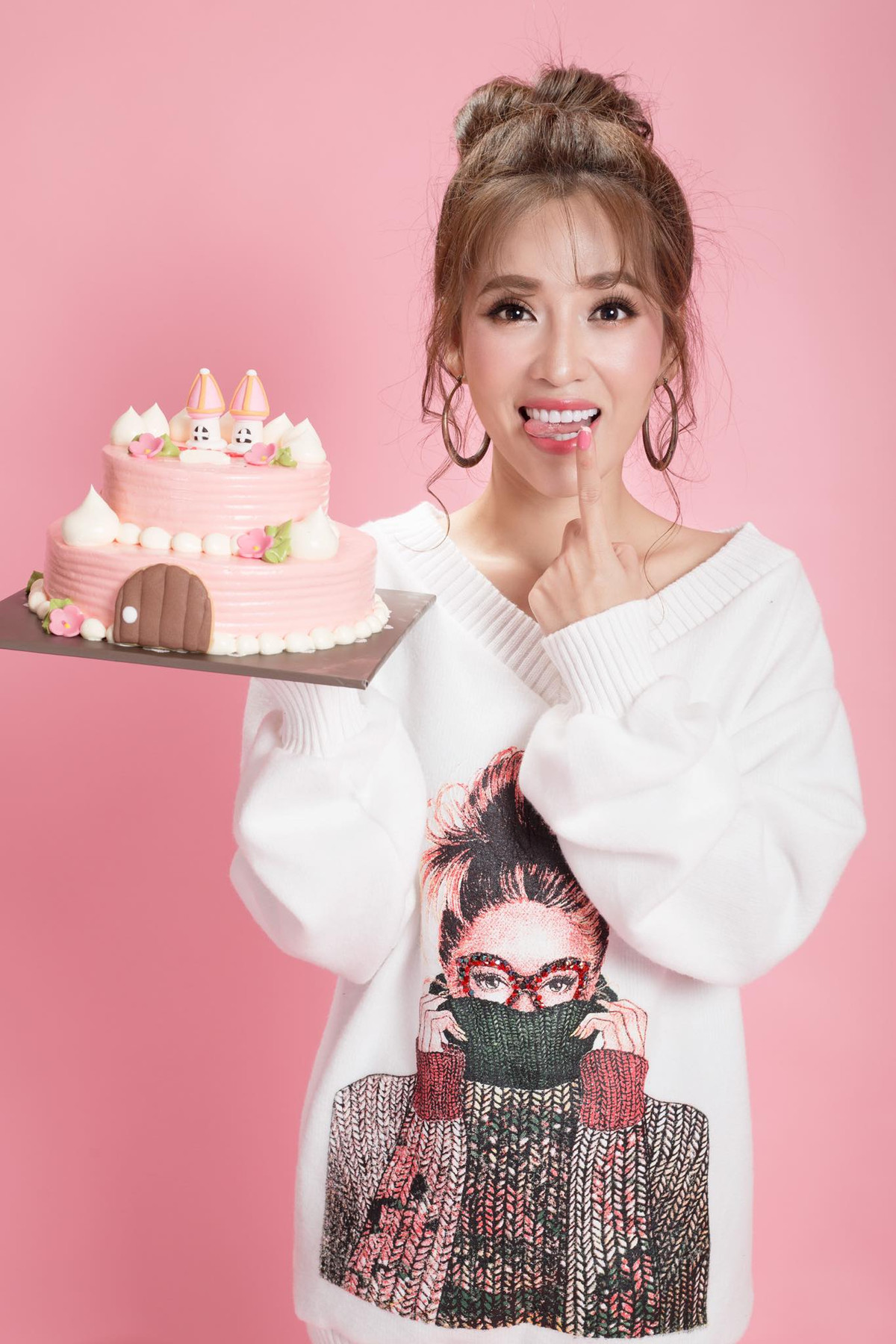 Mới đây, nữ diễn viên hài Puka có đăng tải trên trang cá nhân hình ảnh nhân dịp đầu xuân năm mới. Người đẹp khoe vóc dáng trong trang phục áo tắm khiến người hâm mộ tấm tắc khen vẻ đẹp gợi cảm, vóc dáng nuột nà.