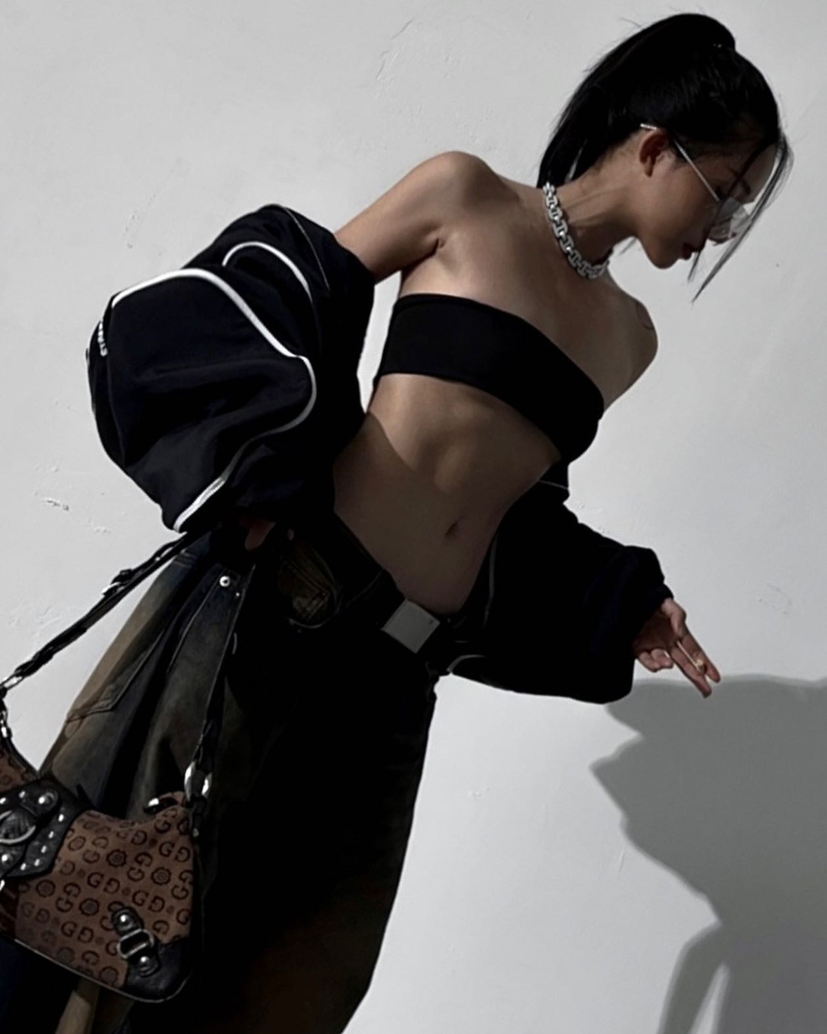 Thay vì những bộ ảnh kín đáo với nhiều thiết kế lạ mắt, lần này Linh Ngọc Đàm mạnh dạn khoe vòng eo săn chắc và vòng 1 lấp ló.