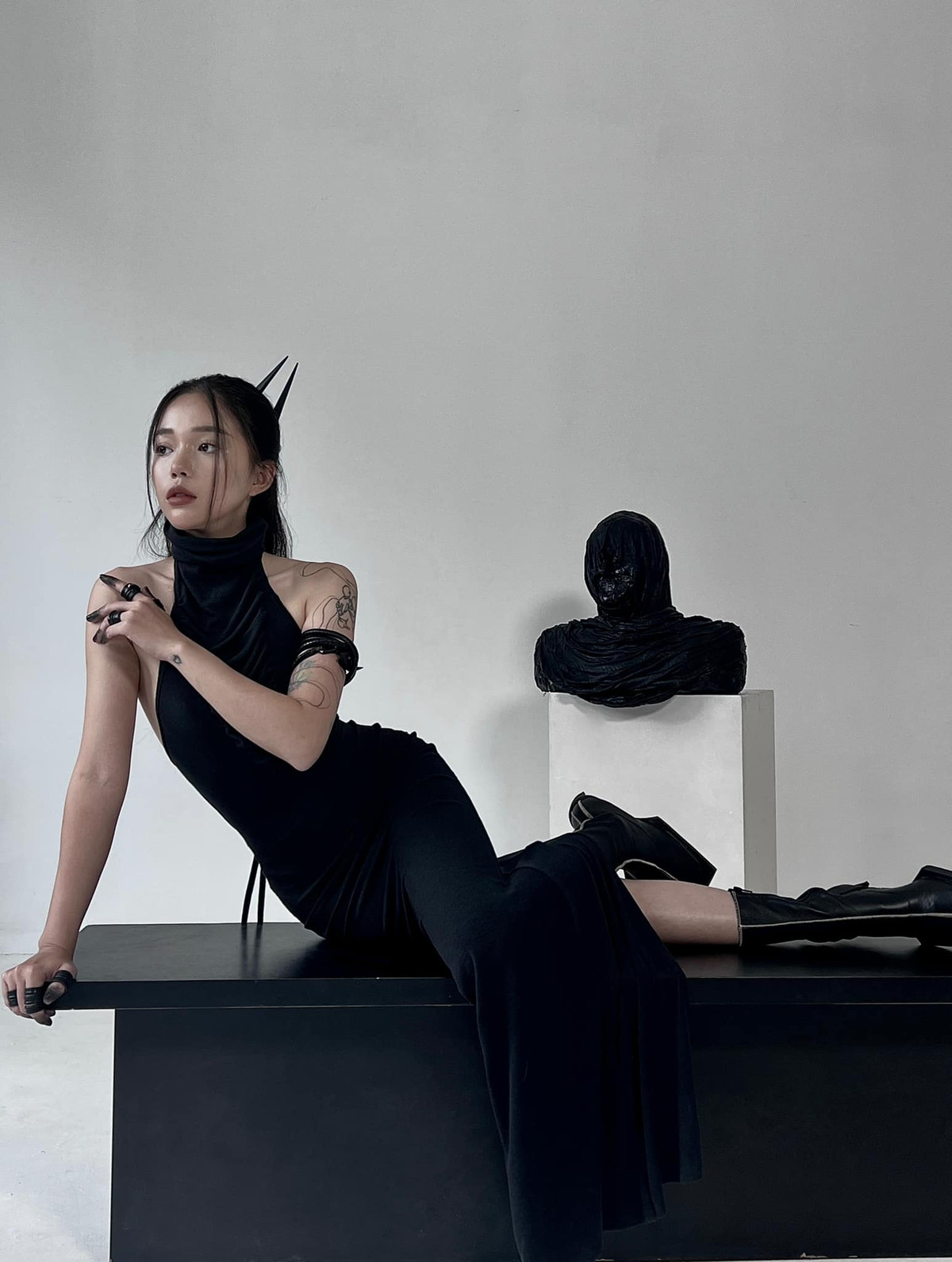 Có thể thấy, thần thái, cách kết hợp cũng như tạo dáng càng khiến cho Linh Ngọc Đàm nghiêm túc trong lĩnh vực mới cùng sự thăng hạng trong nhan sắc và sự nghiệp làm fashionista.