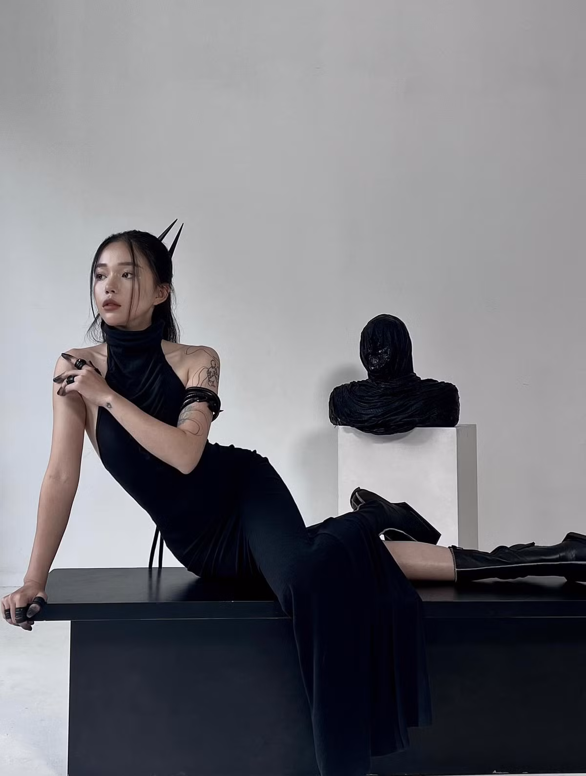 Có thể thấy, thần thái, cách kết hợp cũng như tạo dáng càng khiến cho Linh Ngọc Đàm nghiêm túc trong lĩnh vực mới cùng sự thăng hạng trong nhan sắc và sự nghiệp làm fashionista.