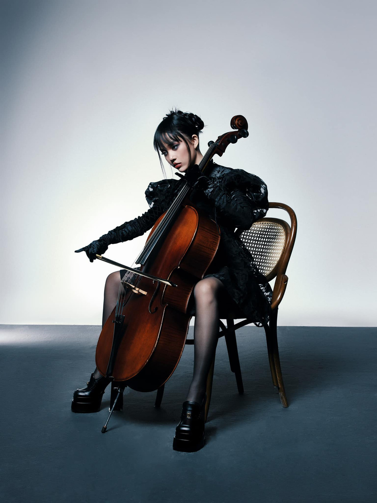 Thêm vào đó, thần thái “ngầu đét” quen thuộc đã làm nên thương hiệu của Linh Ngọc Đàm cũng như bối cảnh càng khiến loạt khoảnh khắc này trở nên ấn tượng với cư dân mạng.