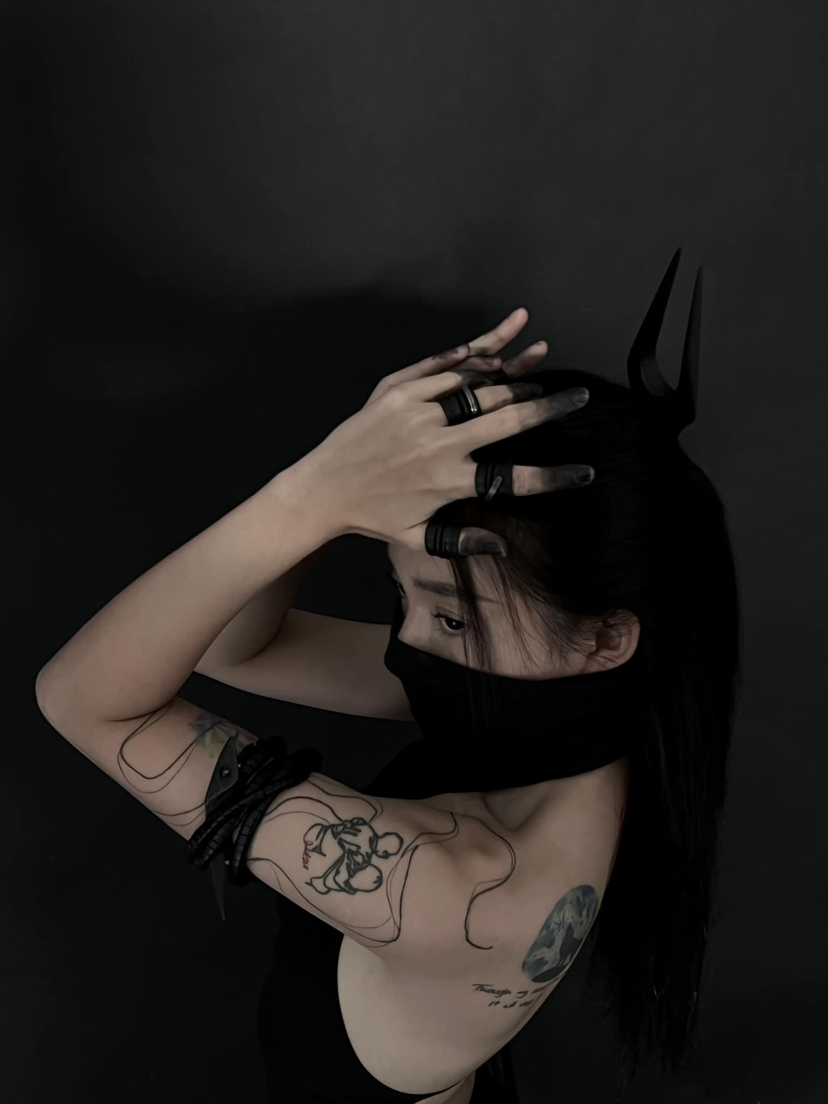 Trước đó, Linh Ngọc Đàm diện trang phục kín đáo nhưng với tài mix - match ấn tượng, cô đã nhận được nhiều lời khen của cư dân mạng.