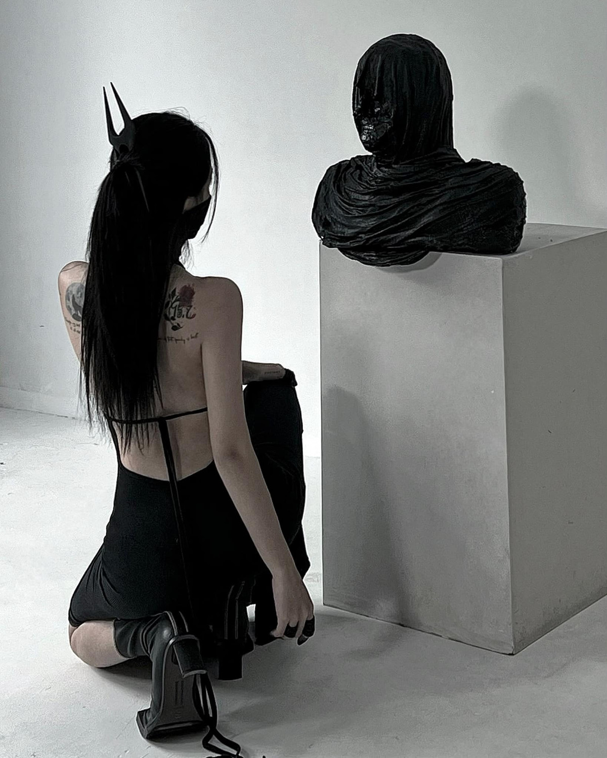 Mặc dù những bộ váy kín đáo nhưng với thiết kế ôm sát giúp tôn trọn thân hình đồng hồ cát của Linh Ngọc Đàm.