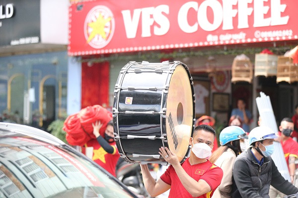 Trước đó 1 ngày tất cả đều đã đi test Covid-19, hiện tại các thành viên của hội tất cả đều Âm tính và chỉ chờ đến giờ là xuất phát lên đường để tiếp lửa cho thầy trò HLV Park Hang Seo''. Ông chủ tịch Hội CĐV VFS cho biết thêm.