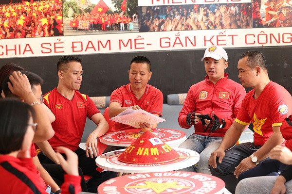 Theo tìm hiểu, để có 1 buổi cổ vũ thành công, ban điều hành hội CĐV VFS đã mất nhiều ngày ngồi bàn bạc các phương án để làm mới những buổi cổ vũ của mình.