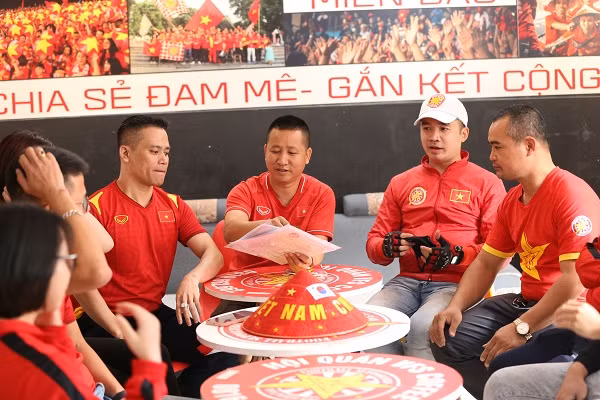 Theo tìm hiểu, để có 1 buổi cổ vũ thành công, ban điều hành hội CĐV VFS đã mất nhiều ngày ngồi bàn bạc các phương án để làm mới những buổi cổ vũ của mình.