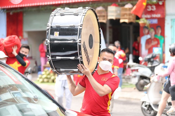 Ngay từ sáng sớm, các thành viên của hội CĐV VFS đã tập trung tại Văn phòng hội, để chuẩn bị những dụng cụ cổ vũ, kiểm tra trống, cờ, banner.... để sẵn sàng chuyển vào SVĐ QG Mỹ Đình.