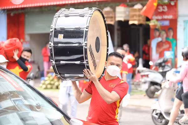 Ngay từ sáng sớm, các thành viên của hội CĐV VFS đã tập trung tại Văn phòng hội, để chuẩn bị những dụng cụ cổ vũ, kiểm tra trống, cờ, banner.... để sẵn sàng chuyển vào SVĐ QG Mỹ Đình.