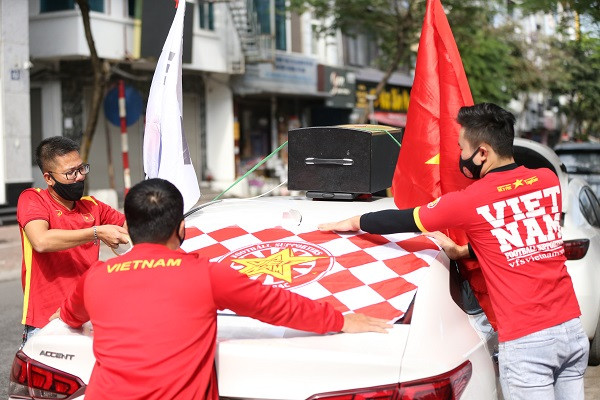 Tuy nhiên, do tình hình dịch COVID-19 nên mọi hoạt động chuẩn trước trận đấu của các nhóm hội CĐV Việt Nam cũng phải thay đổi khá nhiều từ phương thức mua vé, chuẩn bị giấy tờ liên quan đến cá nhân, xét nghiệm v.v. Dù phải chuẩn bị nhiều hơn trước nhưng tinh thần của NHM bóng đá không hề giảm sút.