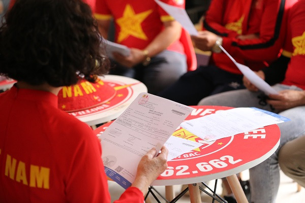 Một buổi họp của ban điều hành hội CĐV Việt Nam trước khi ra sân cổ vũ.