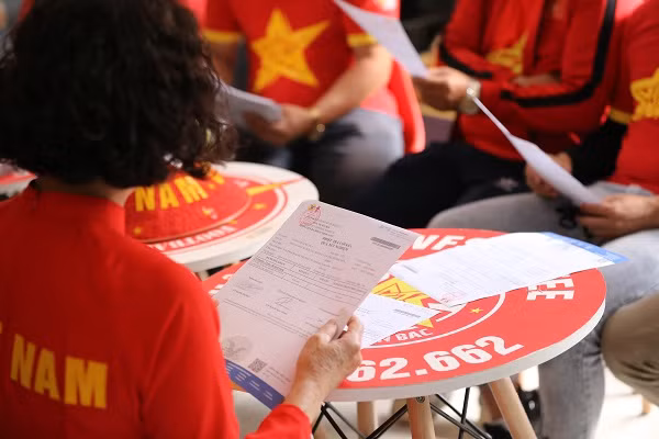 Một buổi họp của ban điều hành hội CĐV Việt Nam trước khi ra sân cổ vũ.