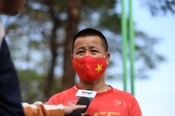 Anh Phan Đình Long chủ tịch Hội CĐV VFS cho biết: ''Đã lâu rồi chũng tôi mới được tới sân để cổ vũ, nên tất cả đều rất mong chờ trận đấu này. Ngoài công tác cổ vũ ra, thì chúng tôi cũng họp bàn để thực hiện công tác phòng chống dịch của BTC đề ra...