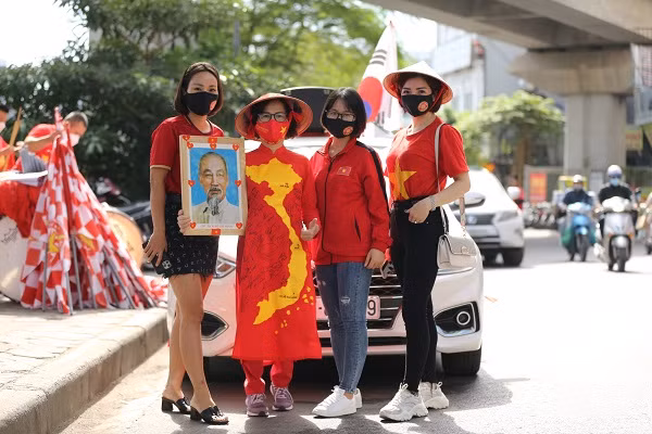 Do diễn biến phức tạp của dịch COVID-19, sau gần 2 năm các cổ động viên (CĐV) đội tuyển Việt Nam mới được trở lại khán đài để cổ vũ các học trò HLV Park Hang Seo.