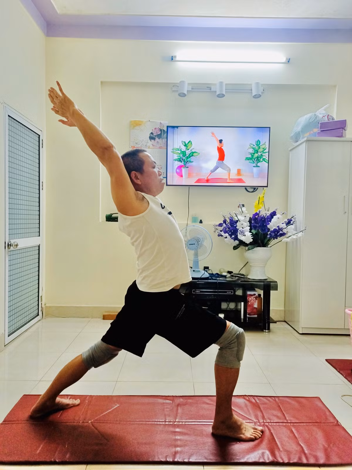Kim Ba cũng không ngừng chia sẻ kiến thức, kinh nghiệm của mình cho các HLV Yoga trẻ, giúp họ phát triển các kênh online riêng. Đây không chỉ là một cách để lan tỏa lợi ích của Yoga mà còn giúp anh truyền đạt lại những gì mình đã học được qua hành trình nhiều năm làm việc và cống hiến.