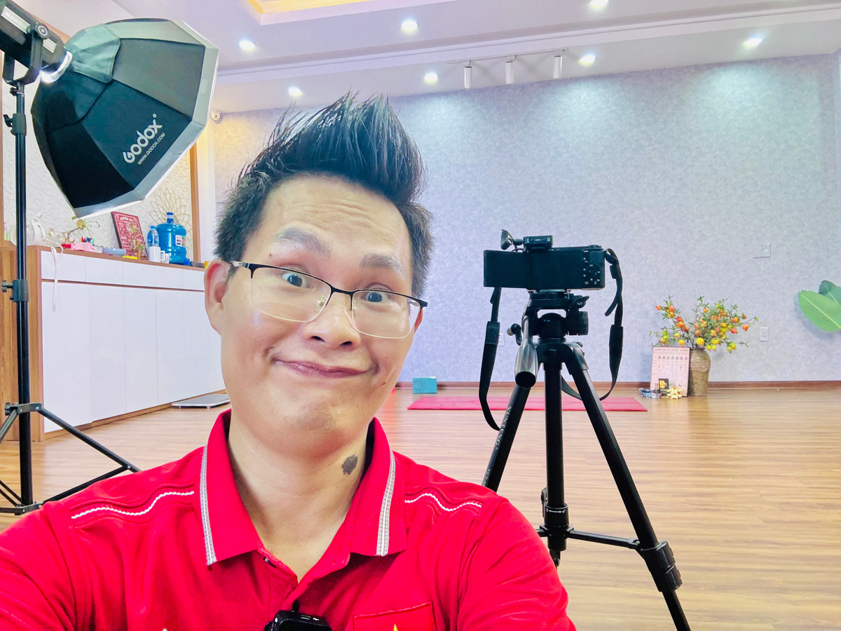 Kim Ba cũng nhắn nhủ các HLV Yoga trẻ đừng ngại khó khăn, hãy kiên trì theo đuổi hành trình chia sẻ kiến thức qua các nền tảng internet. "Khi lý do đủ lớn, thì mọi khó khăn sẽ trở thành cơ hội để phát triển. Điều quan trọng là phải dám cho đi, và một ngày nào đó, thành quả sẽ đến."