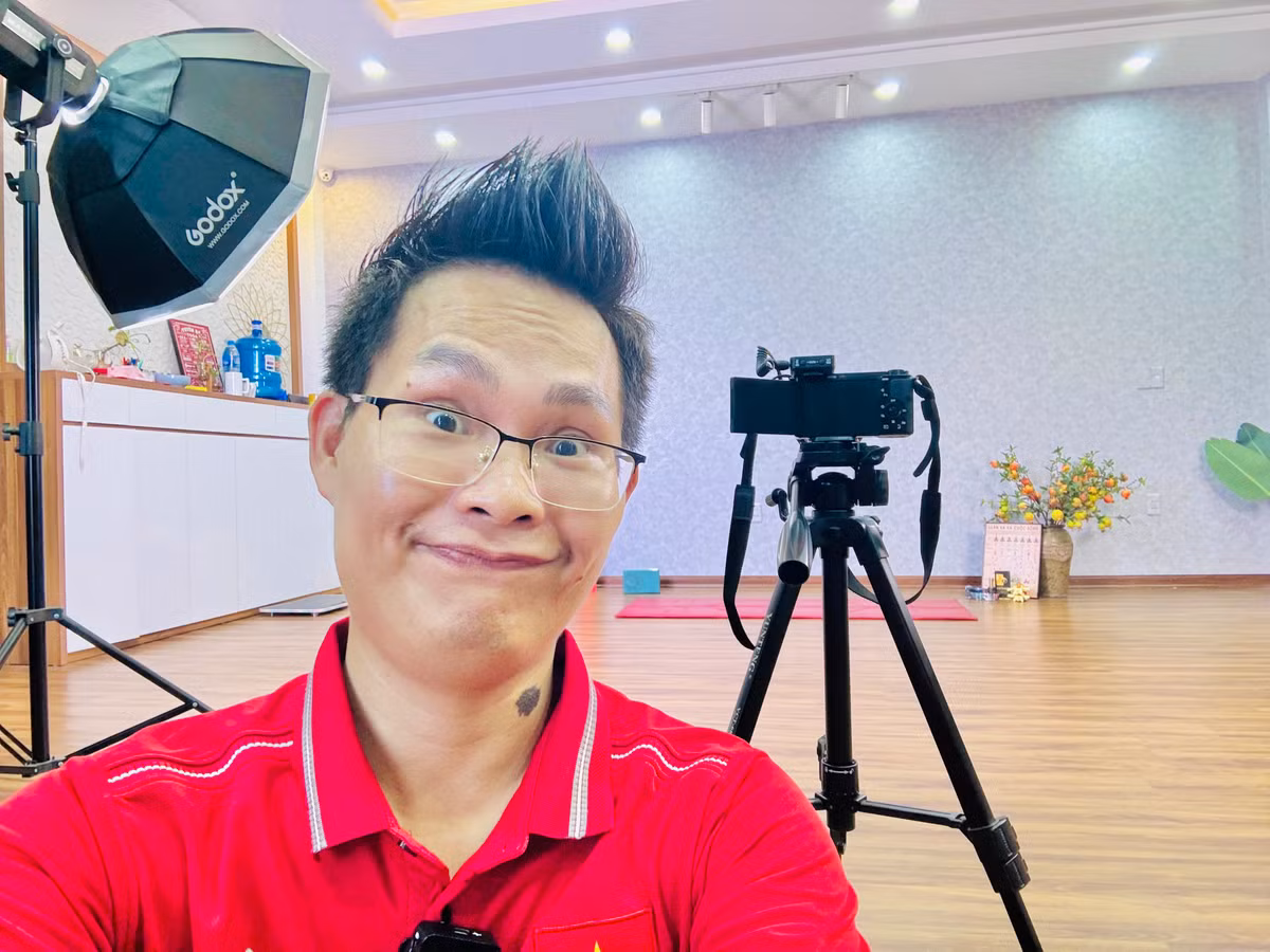 Kim Ba cũng nhắn nhủ các HLV Yoga trẻ đừng ngại khó khăn, hãy kiên trì theo đuổi hành trình chia sẻ kiến thức qua các nền tảng internet. "Khi lý do đủ lớn, thì mọi khó khăn sẽ trở thành cơ hội để phát triển. Điều quan trọng là phải dám cho đi, và một ngày nào đó, thành quả sẽ đến."