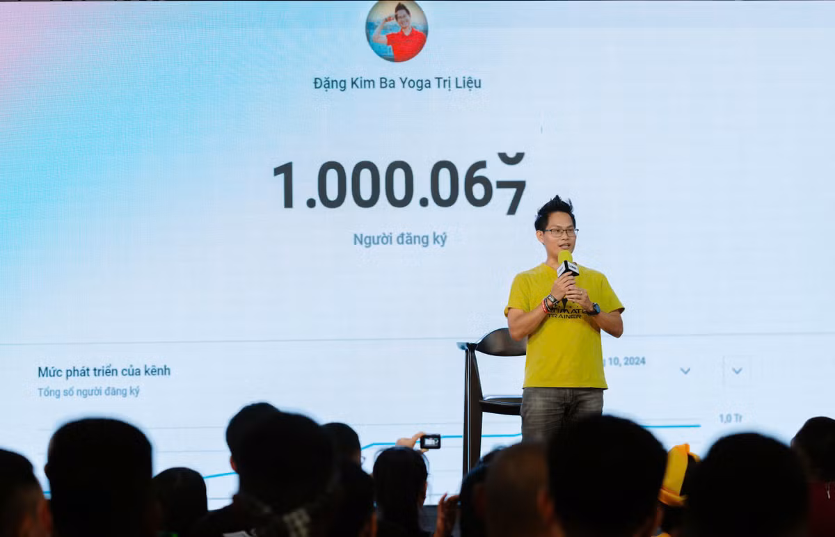 Giai đoạn đầu tiên, HLV Yoga vừa cán mốc 1 triệu view người theo dõi trên Youtube gần như không có thiết bị quay chuyên nghiệp, các video được quay bằng điện thoại và tranh thủ thời gian trống giữa các giờ dạy để thực hiện.