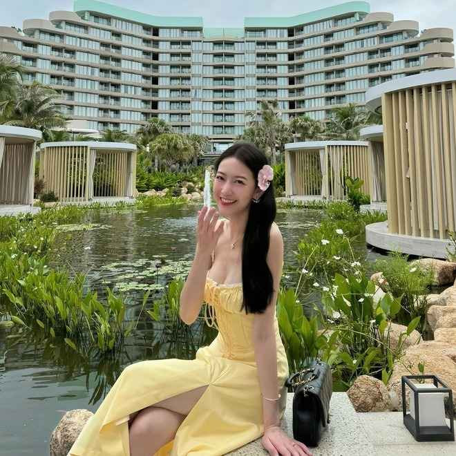 Cặp đôi Vân - Vinh yêu nhau khi học ngành Y khoa tại một trường ĐH ở TP.HCM. Năm 2023, chồng nữ bác sĩ xinh đẹp này tốt nghiệp và là bác sĩ thực tập tại bệnh viện Chợ Rẫy, còn cô đang là sinh viên năm cuối.