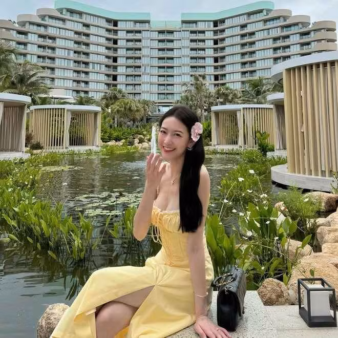 Cặp đôi Vân - Vinh yêu nhau khi học ngành Y khoa tại một trường ĐH ở TP.HCM. Năm 2023, chồng nữ bác sĩ xinh đẹp này tốt nghiệp và là bác sĩ thực tập tại bệnh viện Chợ Rẫy, còn cô đang là sinh viên năm cuối.