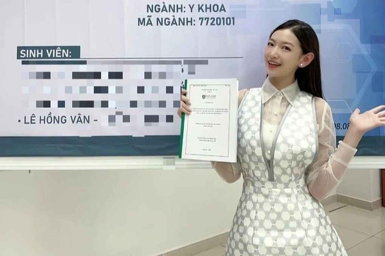 Sau khi kết hôn, cuộc sống của cặp đôi bác sĩ nổi tiếng MXH này không có nhiều khác biệt so với lúc yêu đương. Nhiều người còn không thể nhận ra người đàn ông trong clip trên đã là chồng Vân vì trông cả 2 quá tình tứ, giống người yêu hơn.