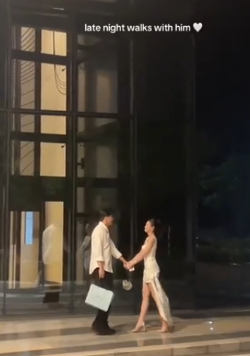 Trong clip chỉ vọn vẹn 15s vừa được Hồng Vân đăng tải lên TikTok, hàng triệu người đã không ngừng xuýt xoa khi chứng kiến khoảnh khắc nữ bác sĩ và chồng sải bước giữa phố đêm. Cả hai đều quá đẹp đôi, bước đi cạnh nhau khi càng làm tăng sức hút cho đối phương.