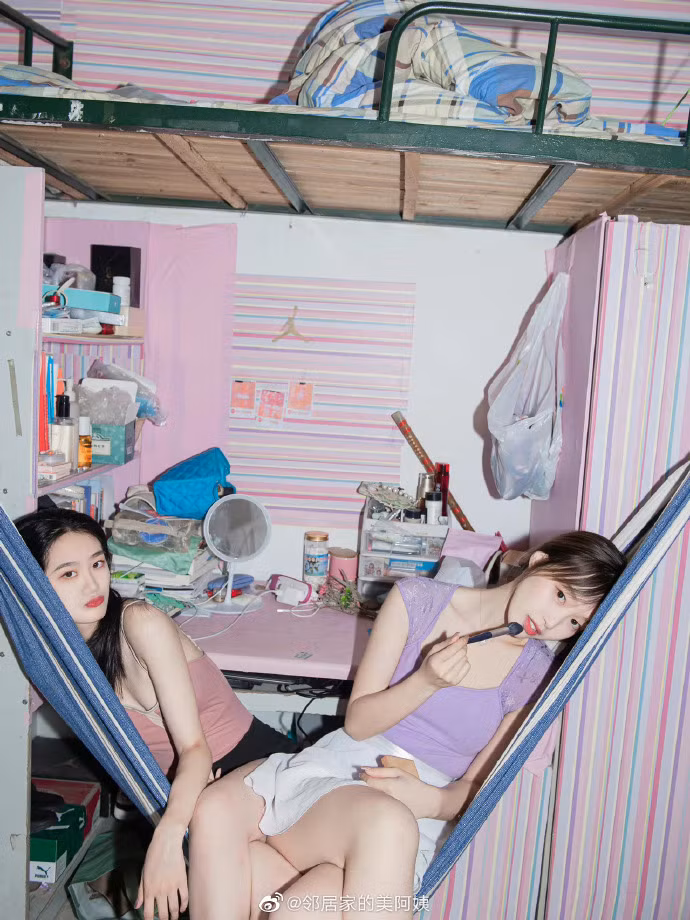 Tuy nhiên, phần lớn họ để lại bình luận, chỉ trích các nữ sinh trường mỹ thuật vì những hình ảnh trái với thuần phong mỹ tục.