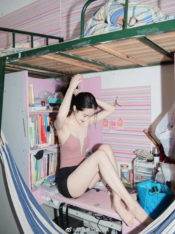 Bên cạnh những ý kiến trái chiều đang nổ ra trên mạng xã hội, một số người vào để lại bình luận khuyên các cô gái: "Việc các bạn mặc những bộ quần áo thoải mái, mỏng manh như vậy trong ký túc xá không sai. Tuy nhiên, những hình ảnh này, đáng lẽ không nên đăng tải trên mạng xã hội. Tôi nghĩ các bạn nên gỡ ảnh xuống để cho bản thân một đường lui".