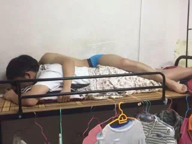 Trước đó những hình ảnh trong phòng ký túc xá nam của một trường đại học cũng khiến dân mạng tranh cãi lớn.