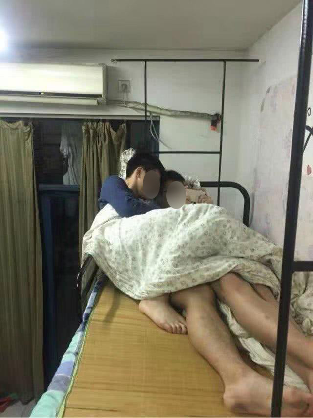 Một khán giả cho rằng: "Các bạn nên giữ gìn hình ảnh của bản thân. Và nếu các bạn là một người có trách nhiệm không chỉ với bản thân, mà còn với gia đình thì nên gõ bỏ hình ảnh này",...