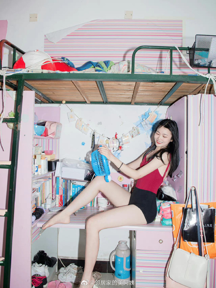 Thậm chí, nhiều người còn so sánh màn chụp ảnh trong ký túc xá của nhóm nữ sinh giống với hậu trường "chụp ảnh mát mẻ", có tính gợi dục, phản cảm.