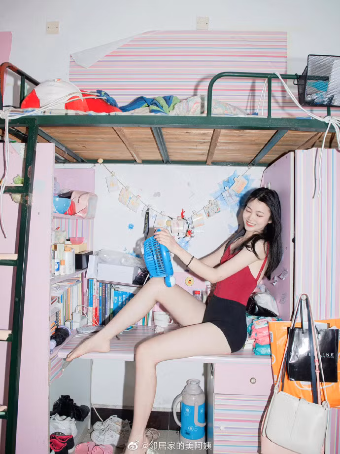 Thậm chí, nhiều người còn so sánh màn chụp ảnh trong ký túc xá của nhóm nữ sinh giống với hậu trường "chụp ảnh mát mẻ", có tính gợi dục, phản cảm.