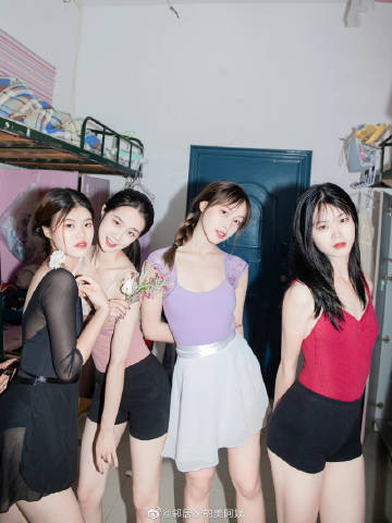 Theo đó, các nữ sinh 19 tuổi của trường mỹ thuật chỉ muốn chụp bộ ảnh để ghi lại khoảnh khắc tập múa sau giờ học trong phòng ký túc.