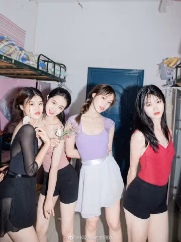 Theo đó, các nữ sinh 19 tuổi của trường mỹ thuật chỉ muốn chụp bộ ảnh để ghi lại khoảnh khắc tập múa sau giờ học trong phòng ký túc.