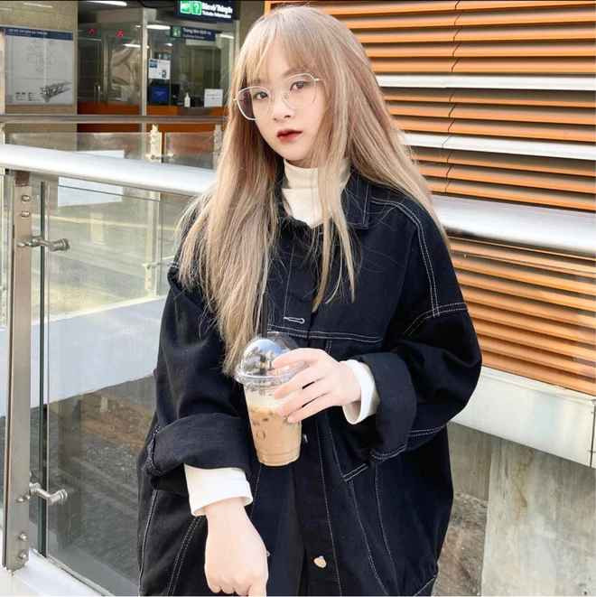 Ngoài làm TikToker, Gấm Kami cũng là hot streamer với kênh YouTube riêng đạt hơn 500.000 lượt theo dõi.