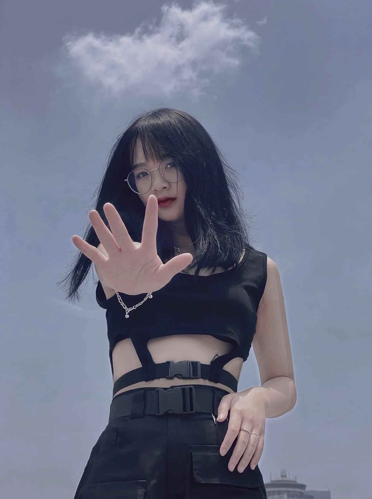 Gấm Kami từng làm dân tình xôn xao khi xuất hiện trên sóng trực tiếp tại trận bóng đá giữa Việt Nam và Saudi Arabia cùng cô bạn Quỳnh Alee, được nhiều người tranh thủ xin "in tư".