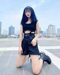 Gấm Kami tên thật là Ma Thị Hồng Gấm, gái xinh 2k nổi lên với vẻ ngoài đáng yêu, nhỏ nhắn nhưng đôi tay lại thoăn thoắt, đánh đâu trúng đó trên bàn bida.