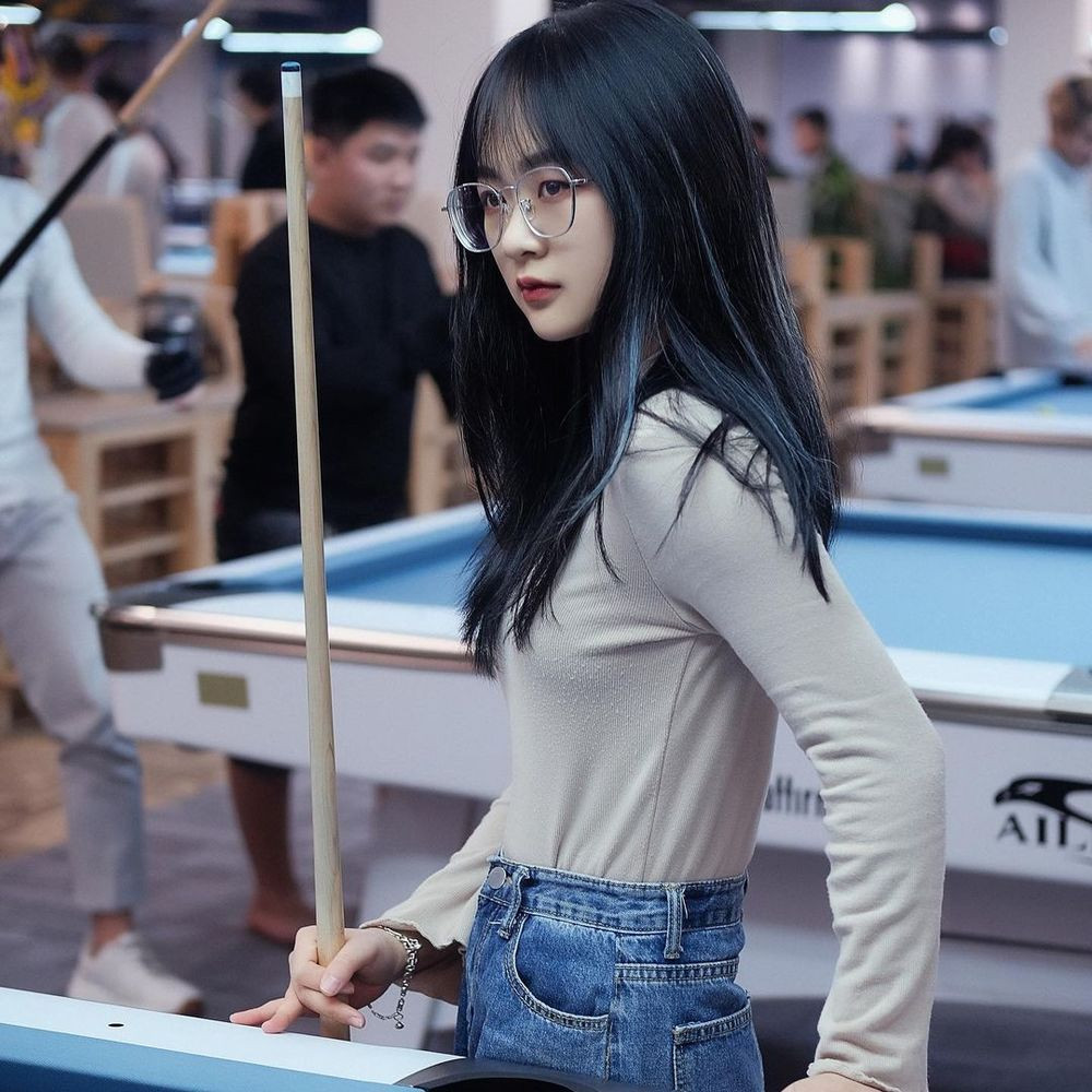 Đối với người chơi hệ đam mê TikTok, cái tên Gấm Kami không còn xa lạ với hàng loạt clip thể hiện tài năng chơi bida. Cũng nhờ vậy mà cô nàng dân tộc Tày này được tôn lên hàng "thánh nữ bida" với ngón nghề điêu luyện.